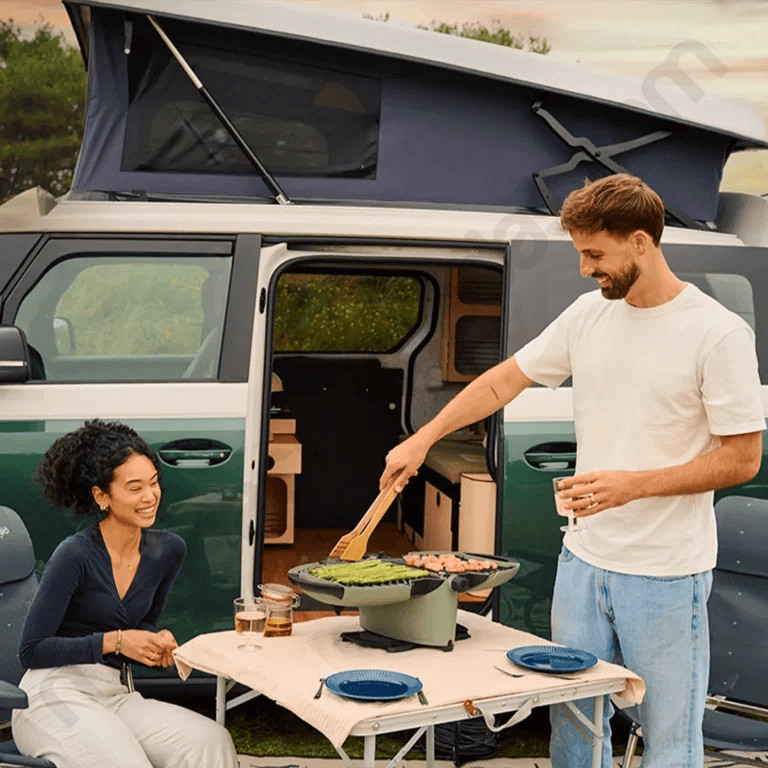 NomadiQ E-BBQ utilisée en extérieur pour un barbecue électrique