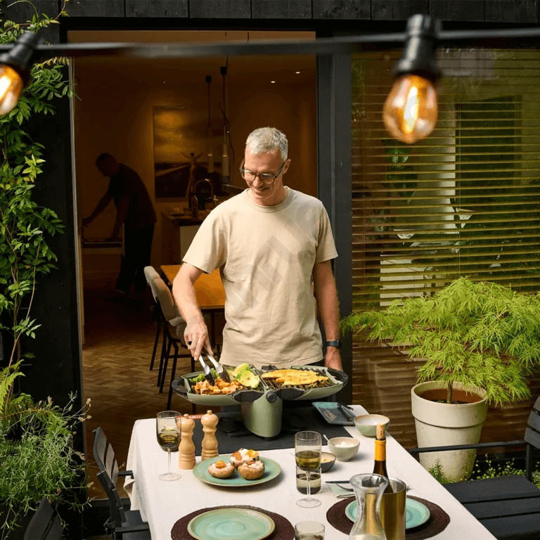 NomadiQ E-BBQ utilisée en extérieur pour un barbecue électrique